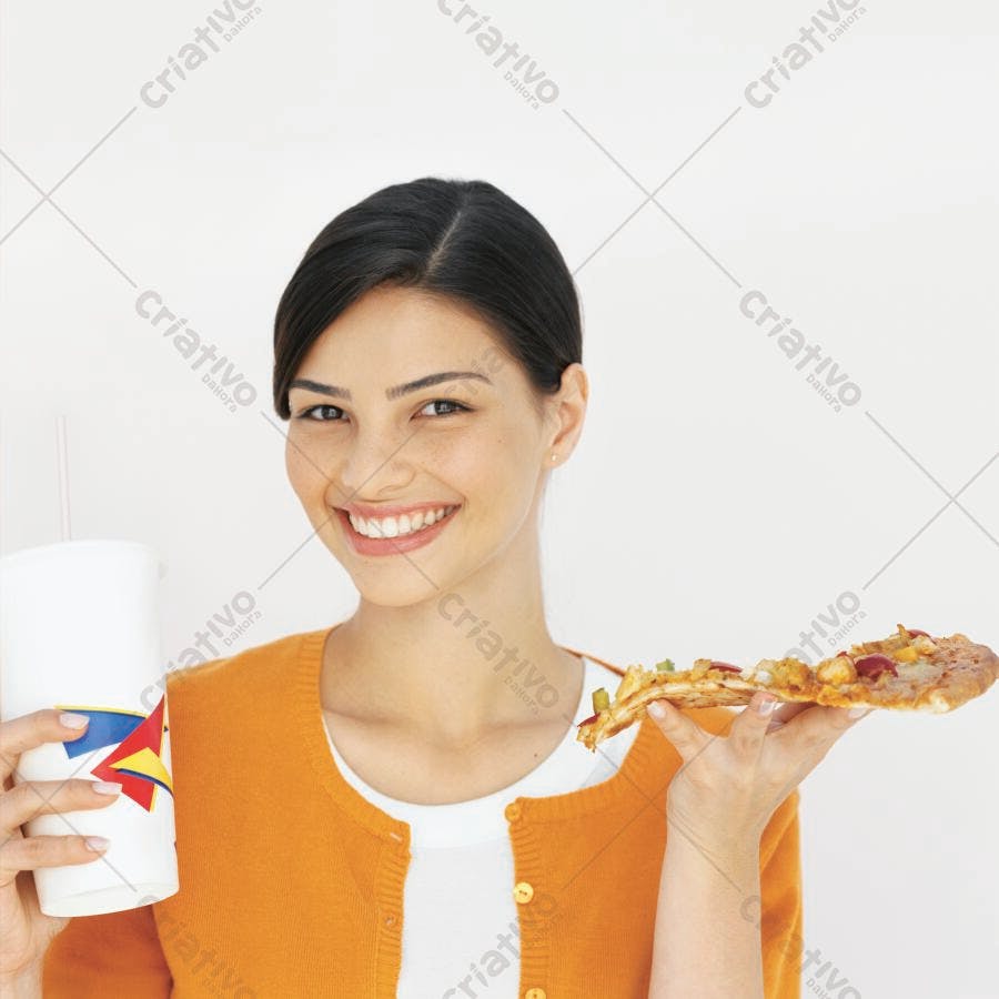 Mulher feliz comendo pizza e refrigerante