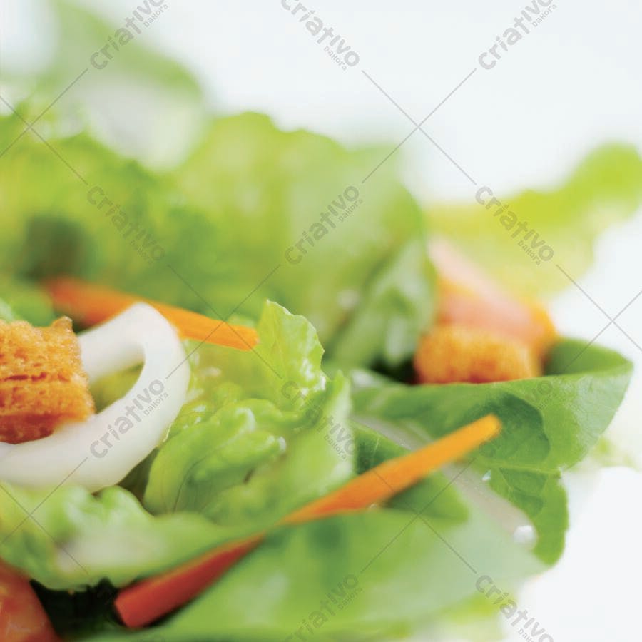 Salada fresca com alface tomate cenoura e croutons