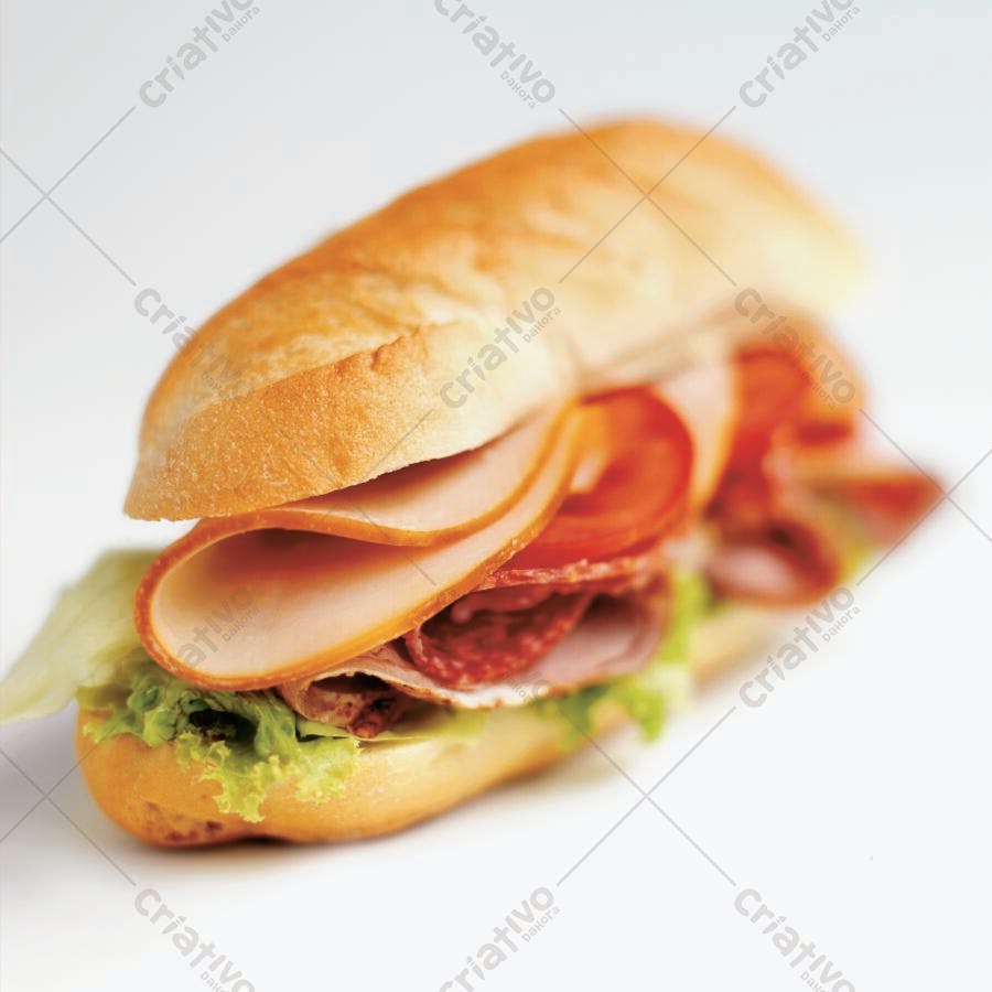 Sanduíche de peito de peru, salame e tomate