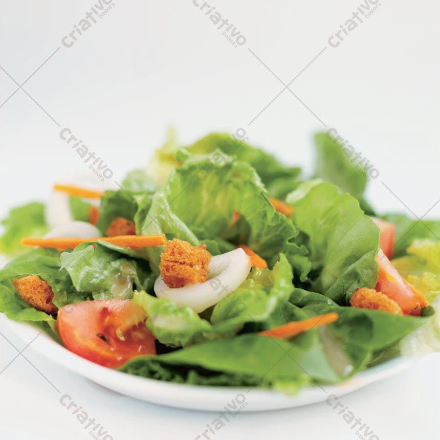 Salada fresca com tomate, cenoura e croutons