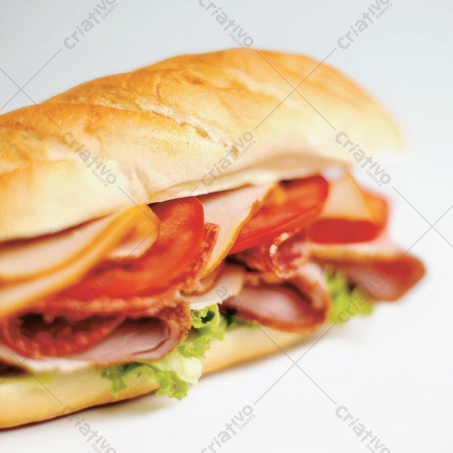 Sanduíche de peru, salame e tomate