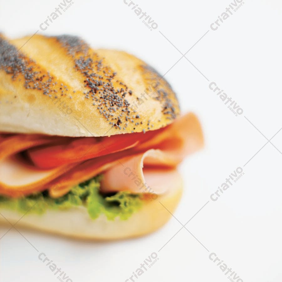 Sanduíche de peito de peru com tomate e alface