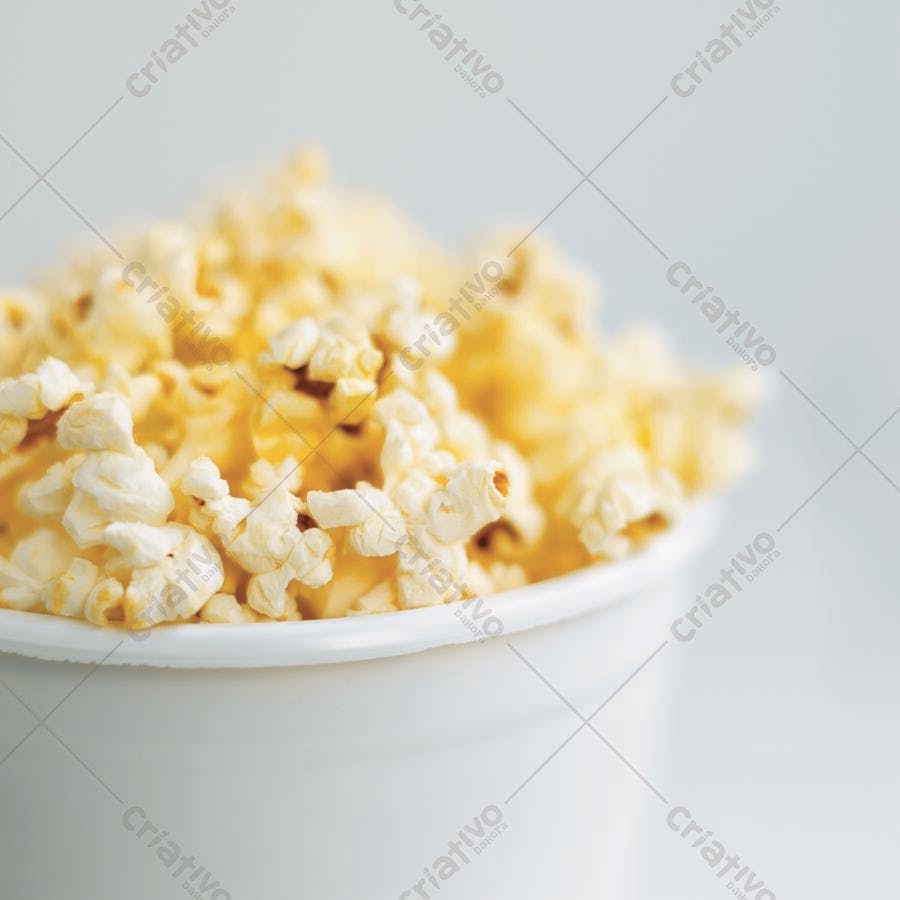 Pipoca em copo branco fundo claro