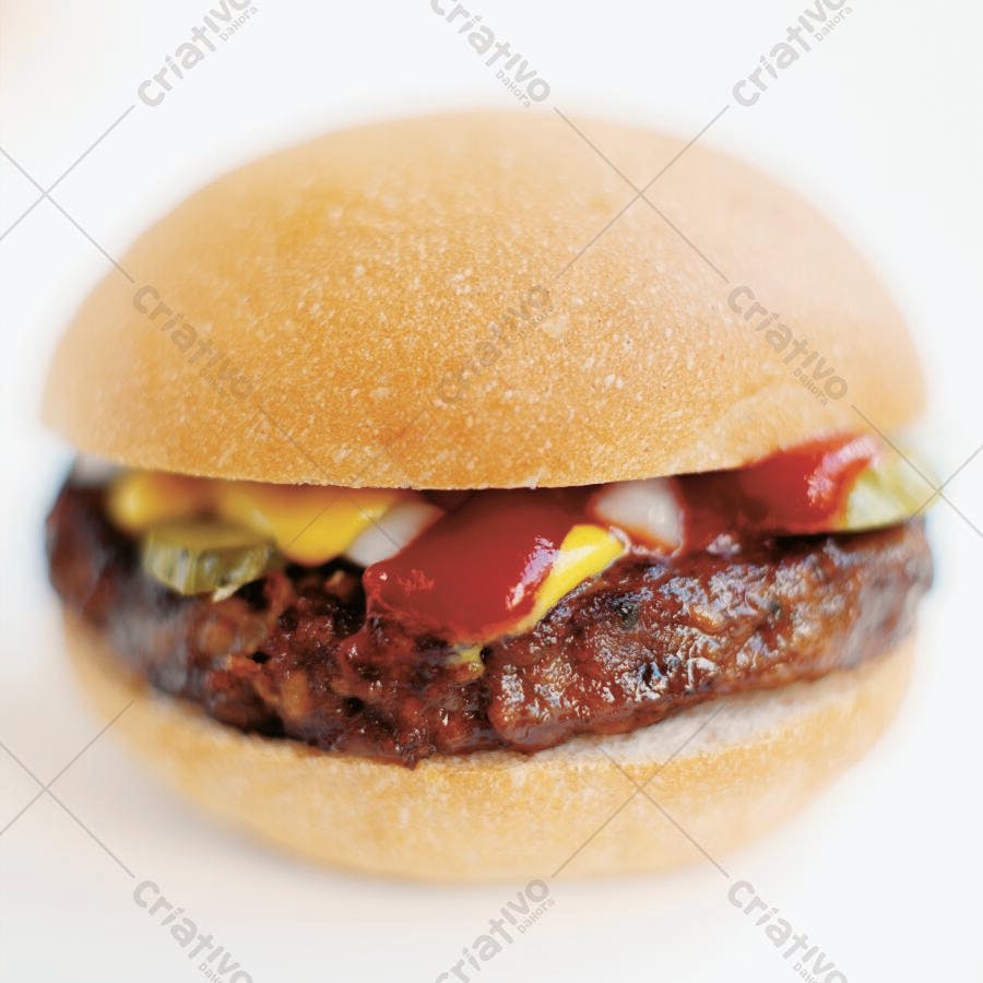 Hambúrguer suculento com queijo, picles e molho