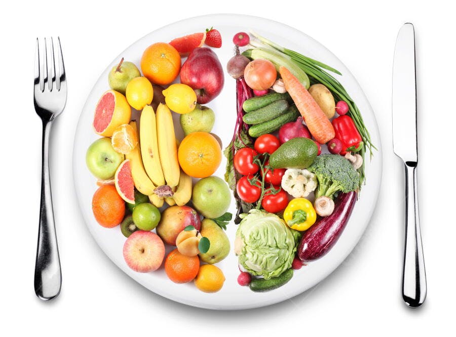 Prato com frutas e legumes frescos