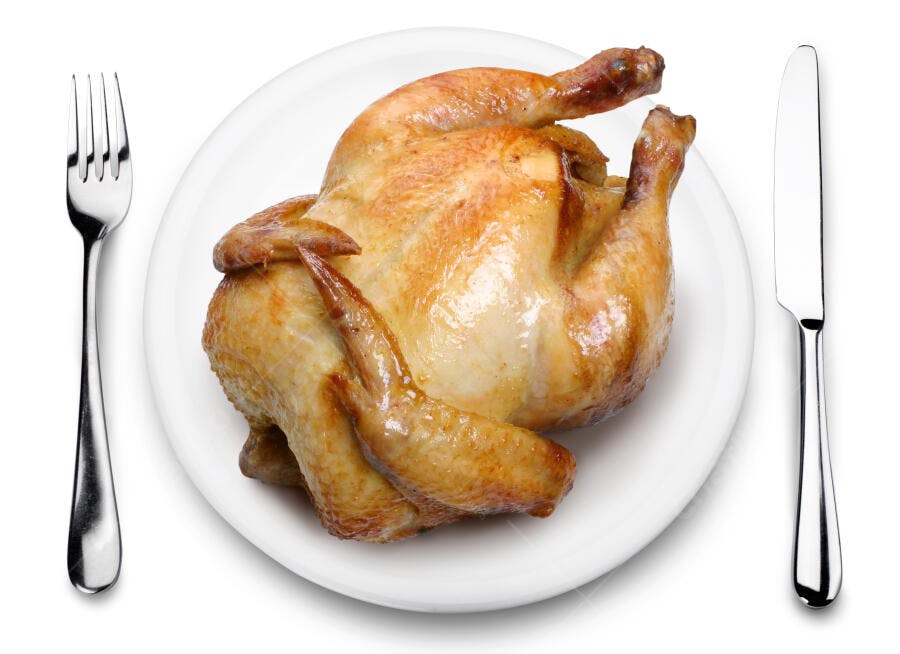 Frango assado em prato branco