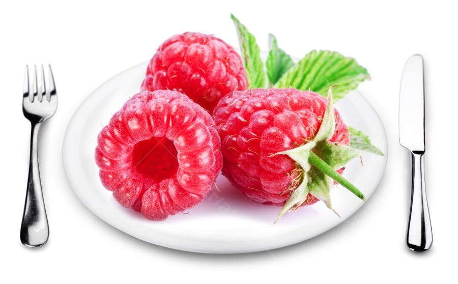 Framboesas frescas em prato branco