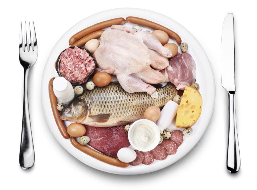 Prato de proteínas variedade de carnes e ovos