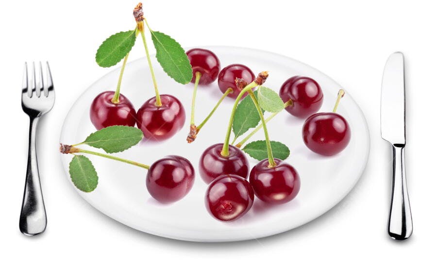 Cerejas frescas em prato branco