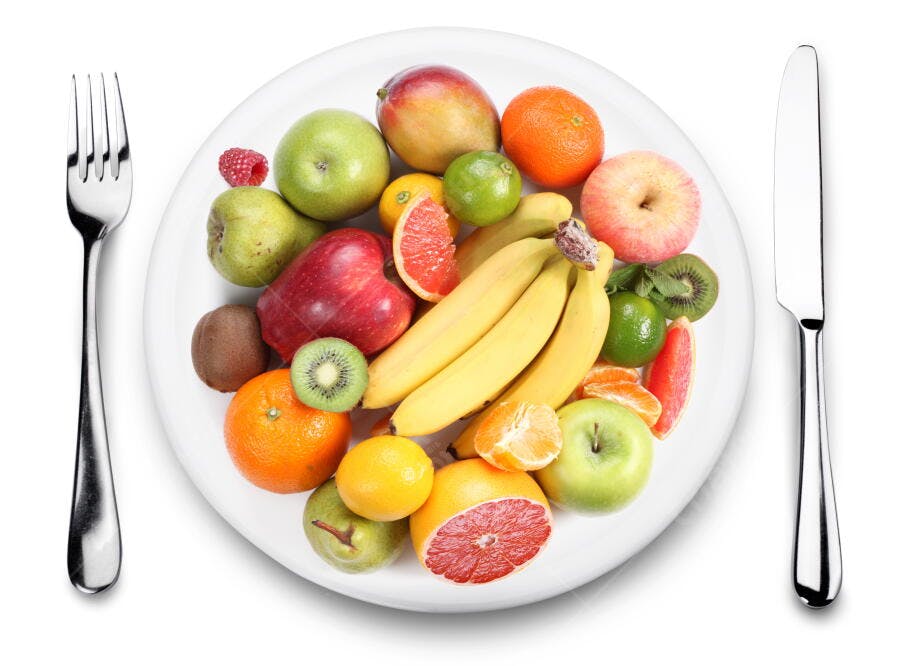 Prato de frutas coloridas e frescas