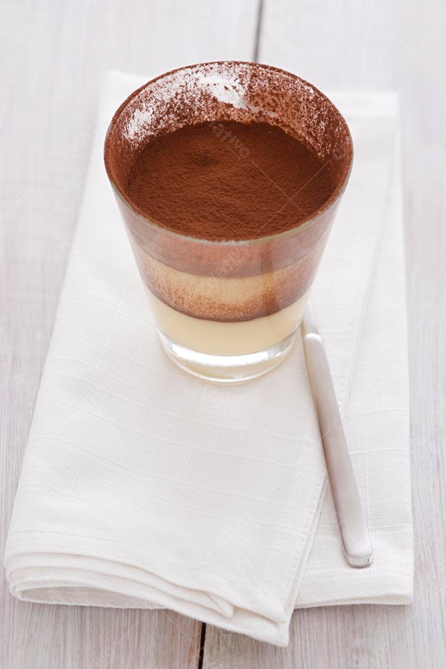 Tiramisu em camadas em taça de vidro