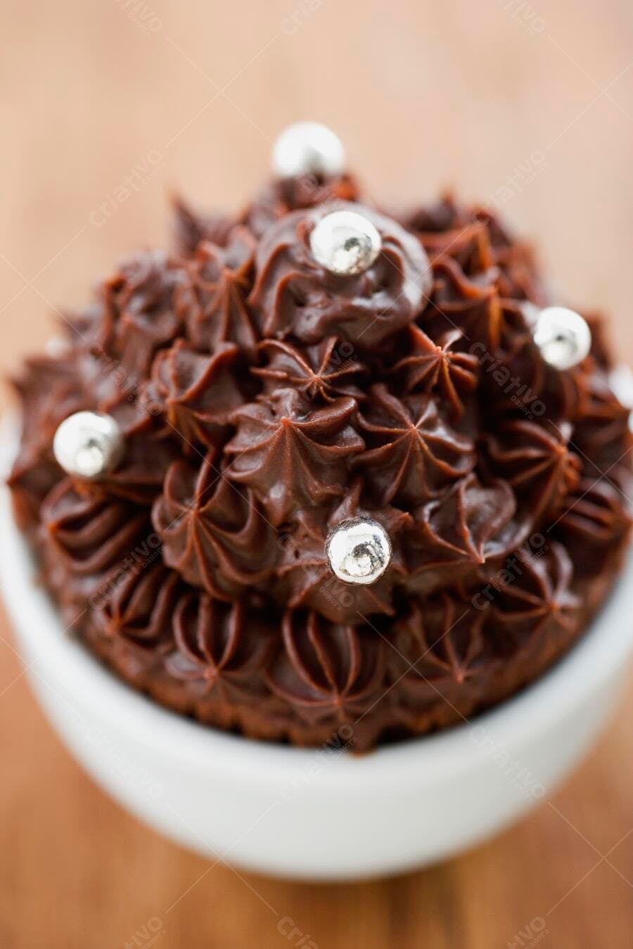 Cupcake de chocolate decorado com bolinhas prateadas