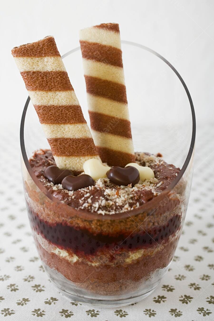 Sobremesa de chocolate em camadas com biscoitos