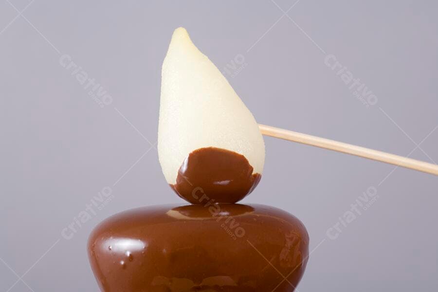 Pera em chocolate derretido