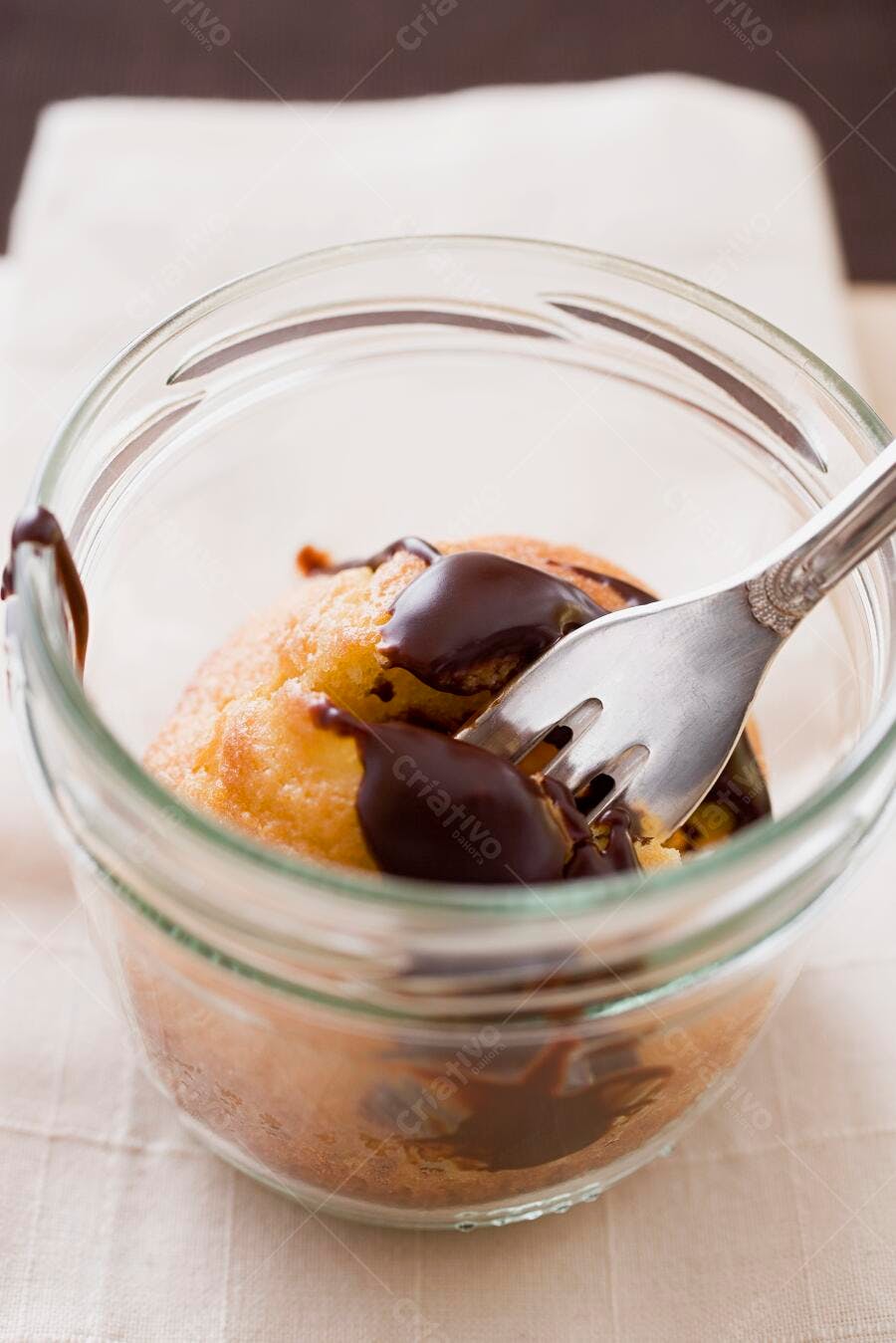 Bolo de caneca com calda de chocolate em pote