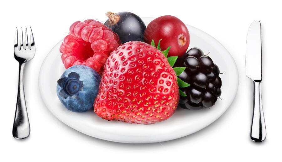 Mix de frutas vermelhas em prato branco
