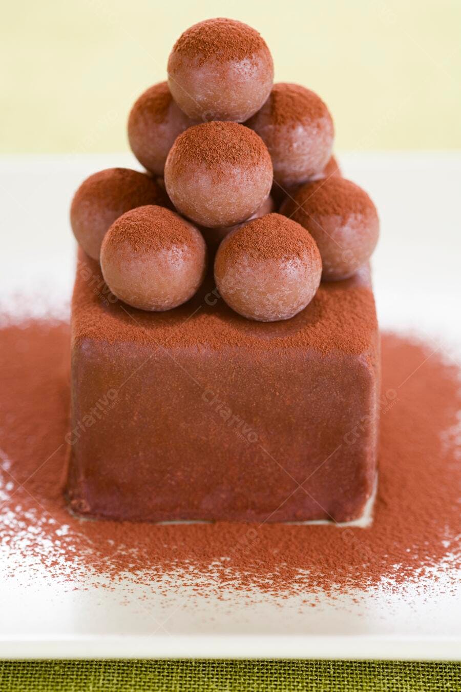 Trufas de chocolate em bolo quadrado