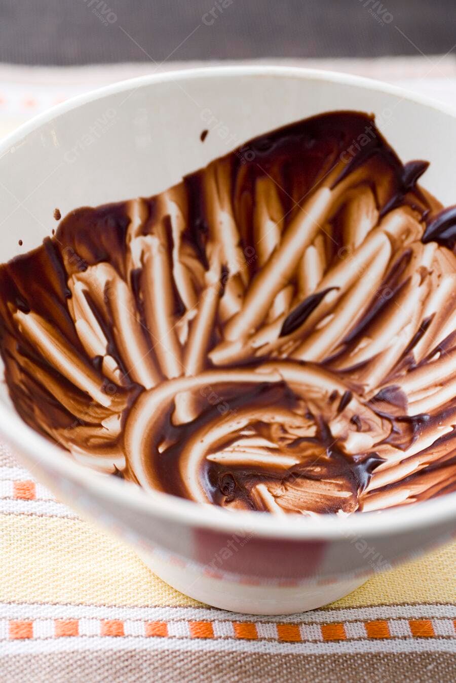 Tigela com restos de chocolate cremoso