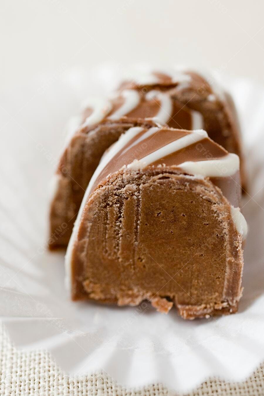 Doce de chocolate com decoração branca