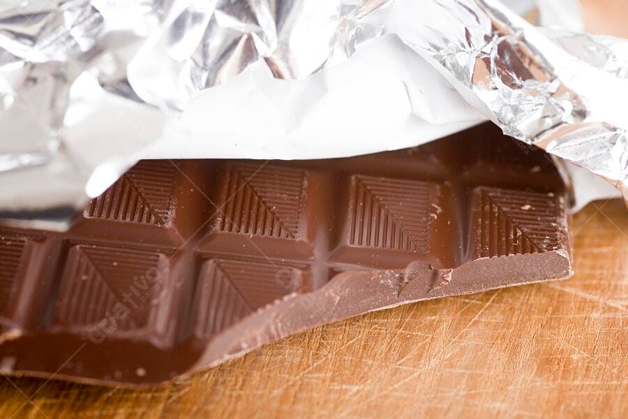 Barra de chocolate amargo sobre madeira