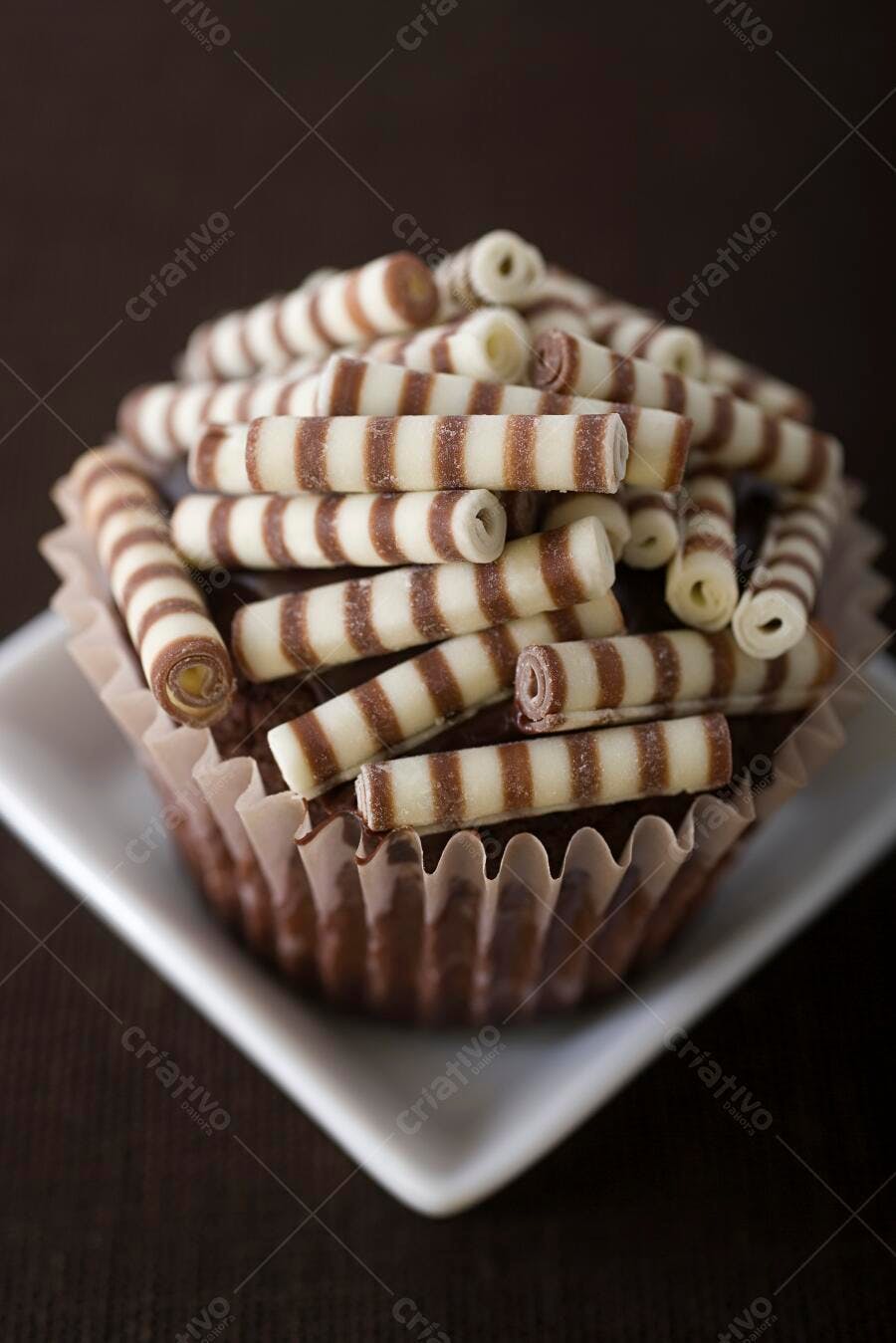 Cupcake de chocolate com palitos de wafer