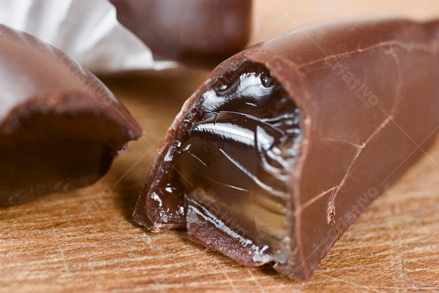 Bombons de chocolate com recheio de geléia
