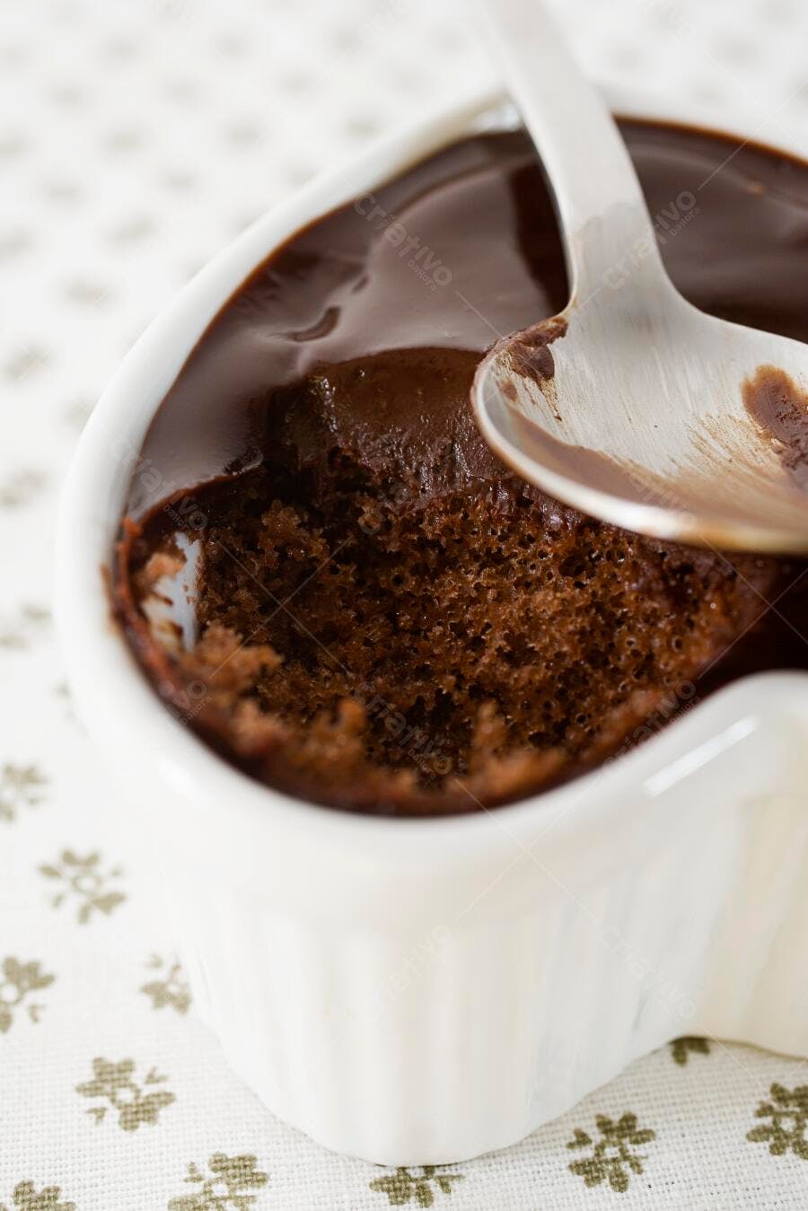 Mousse de chocolate cremosa em ramequim