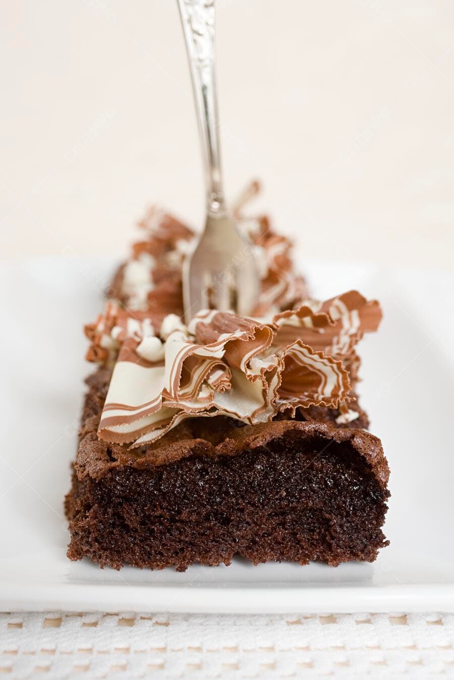 Brownie de chocolate com decoração de chocolate branco