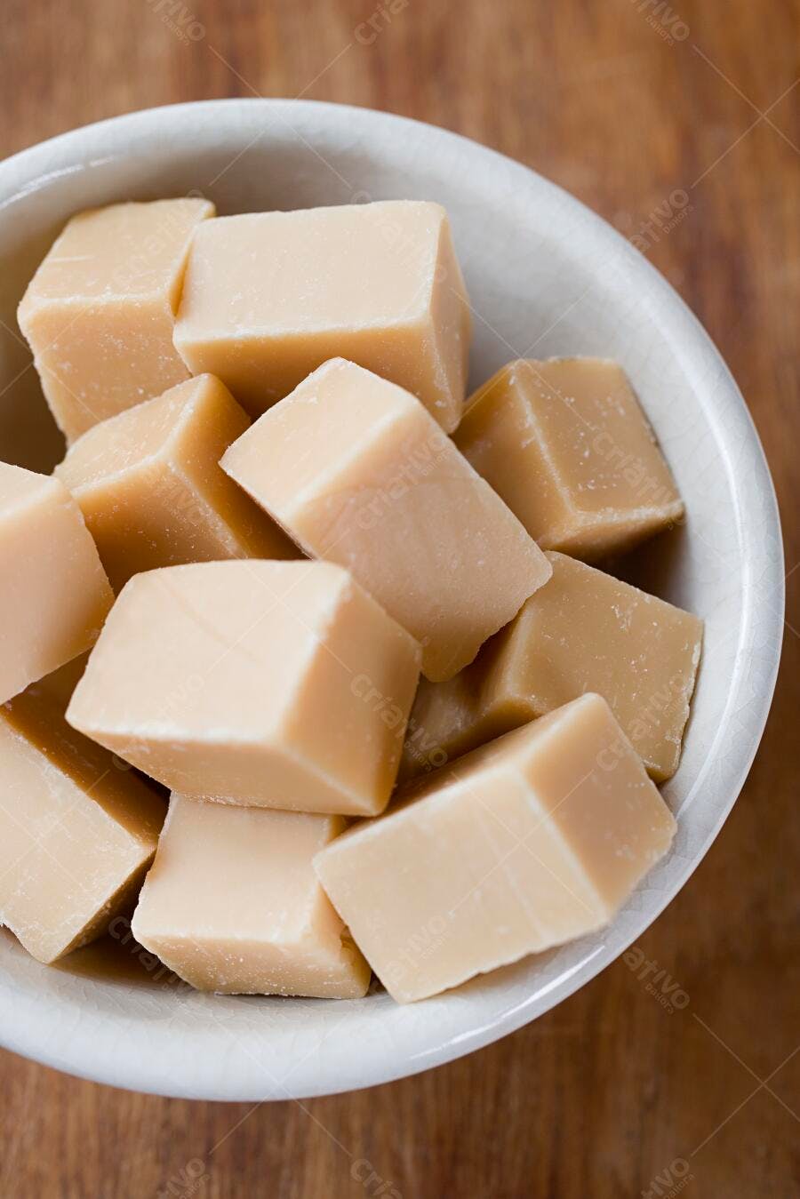 Cubos de doce de leite em tigela