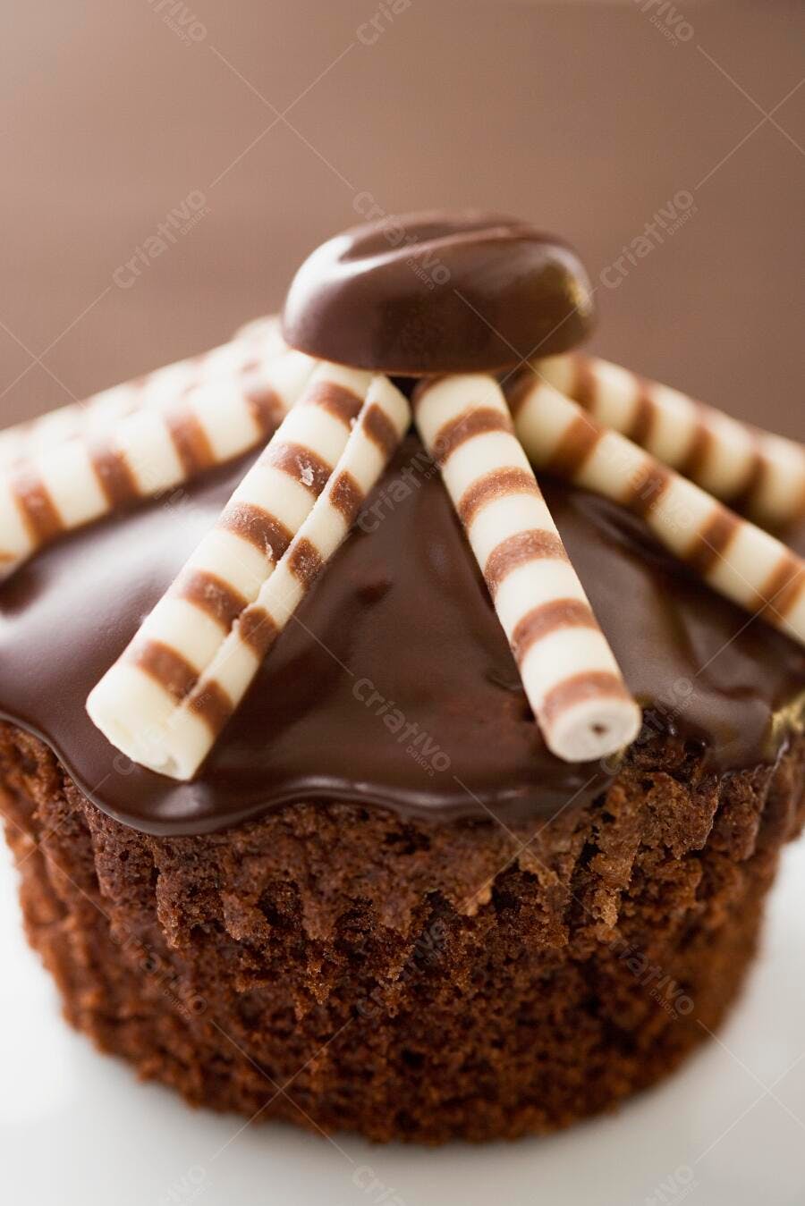 Muffin de chocolate com cobertura e palitos