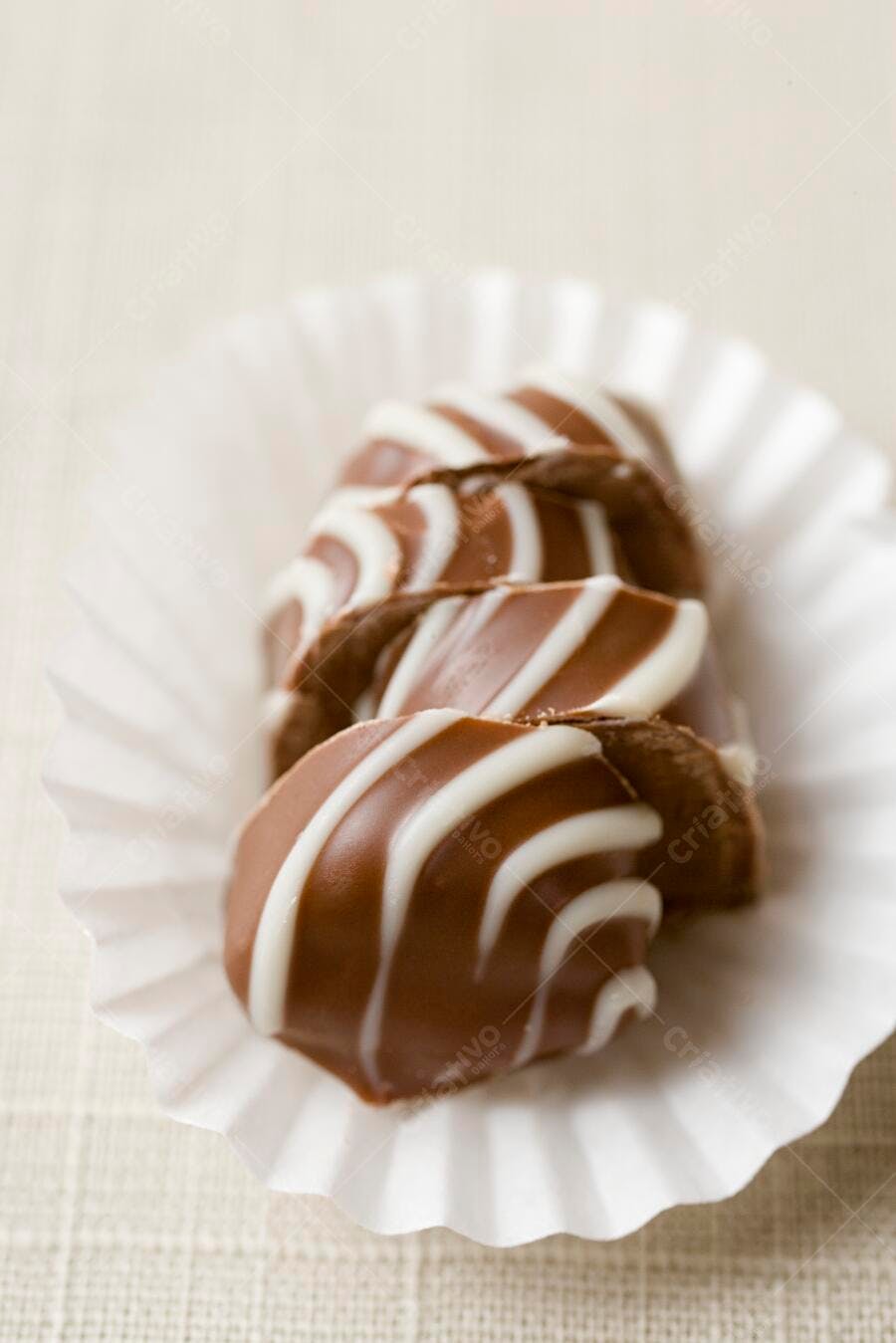 Bombons de chocolate com listras brancas