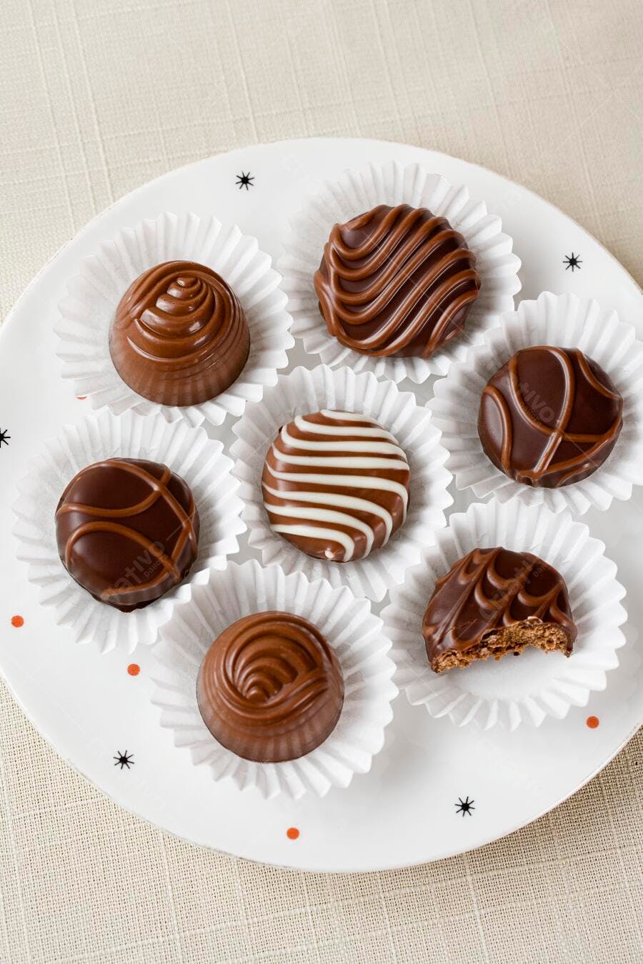 Bombons de chocolate em prato branco