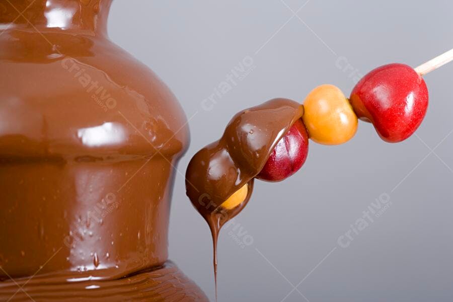 Frutas em fondue de chocolate