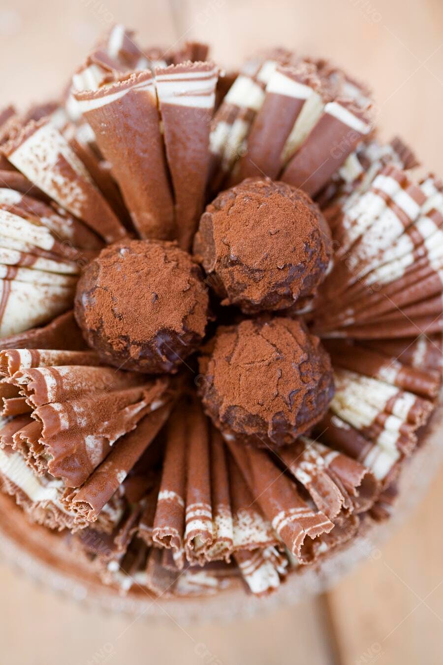 Trufas de chocolate com raspas de chocolate