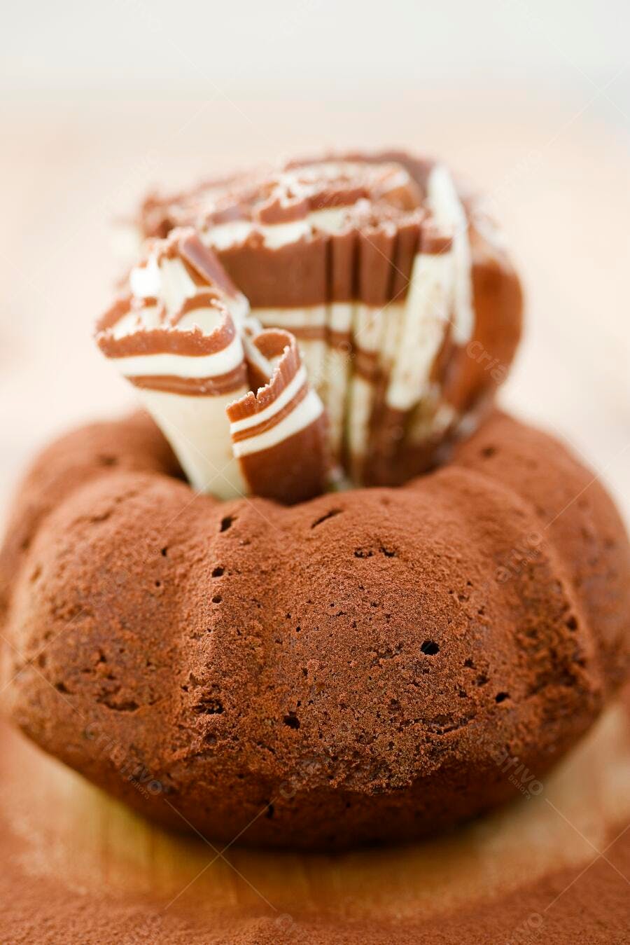 Bolo de chocolate com cobertura de chocolate branco e marrom