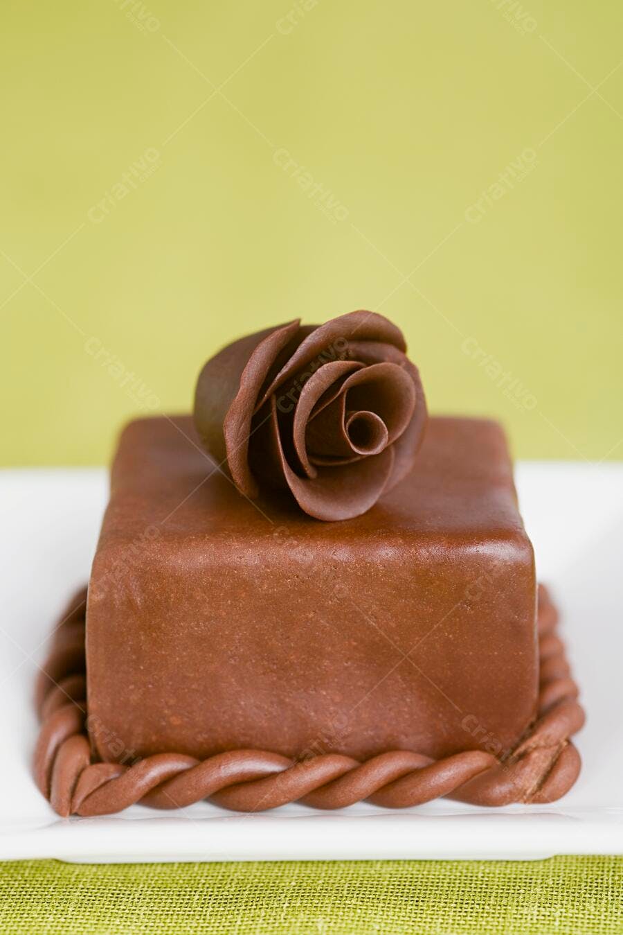 Bolo de chocolate com decoração de rosa