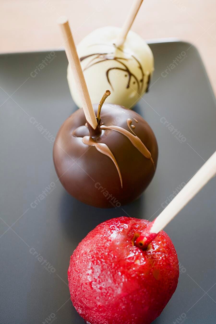 Maçãs Banhadas em Chocolate e Vermelho