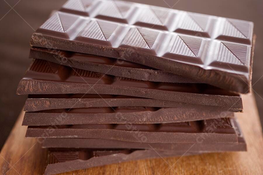 Barra de chocolate amargo pilha sobre madeira