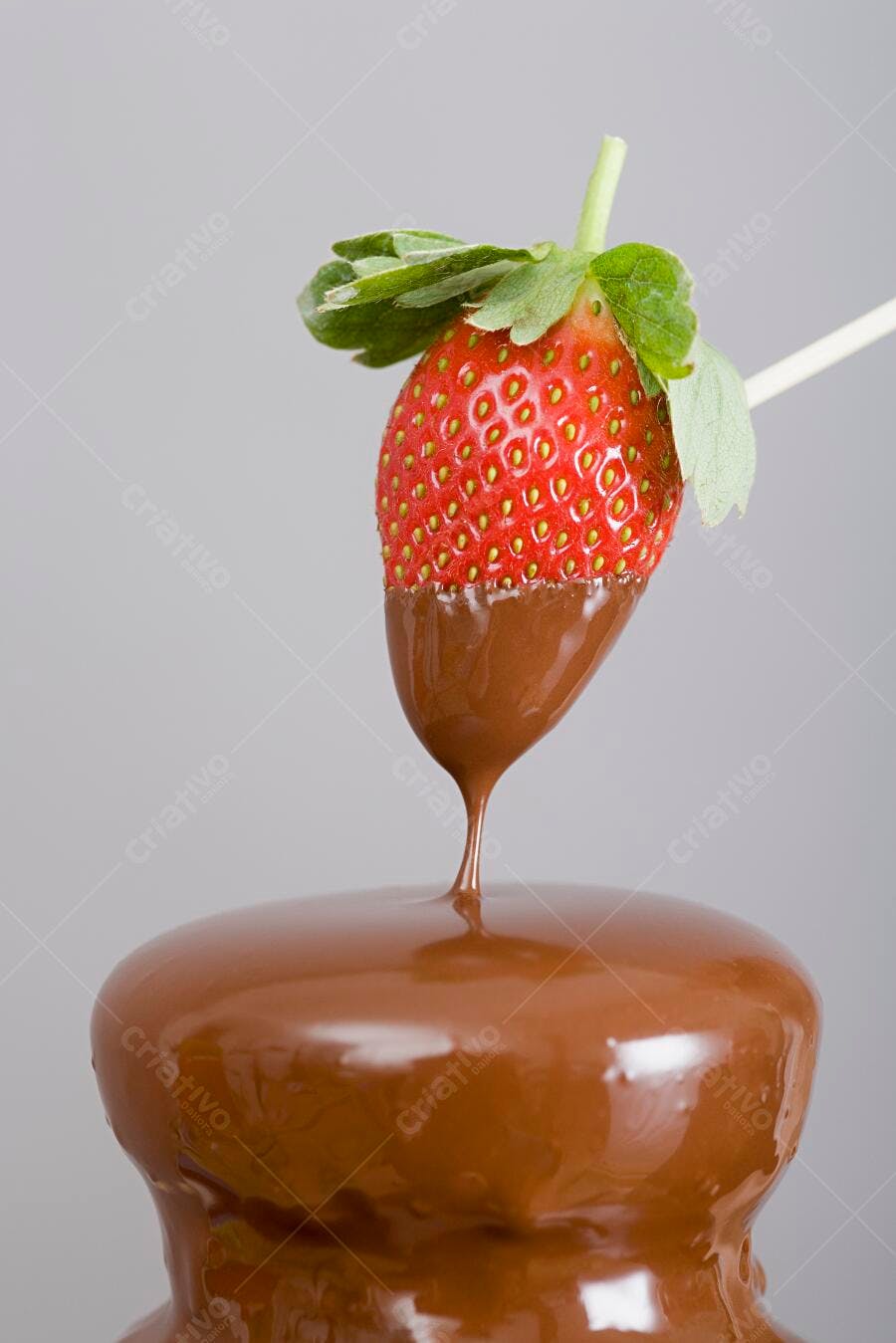 Morango mergulhado em chocolate derretido