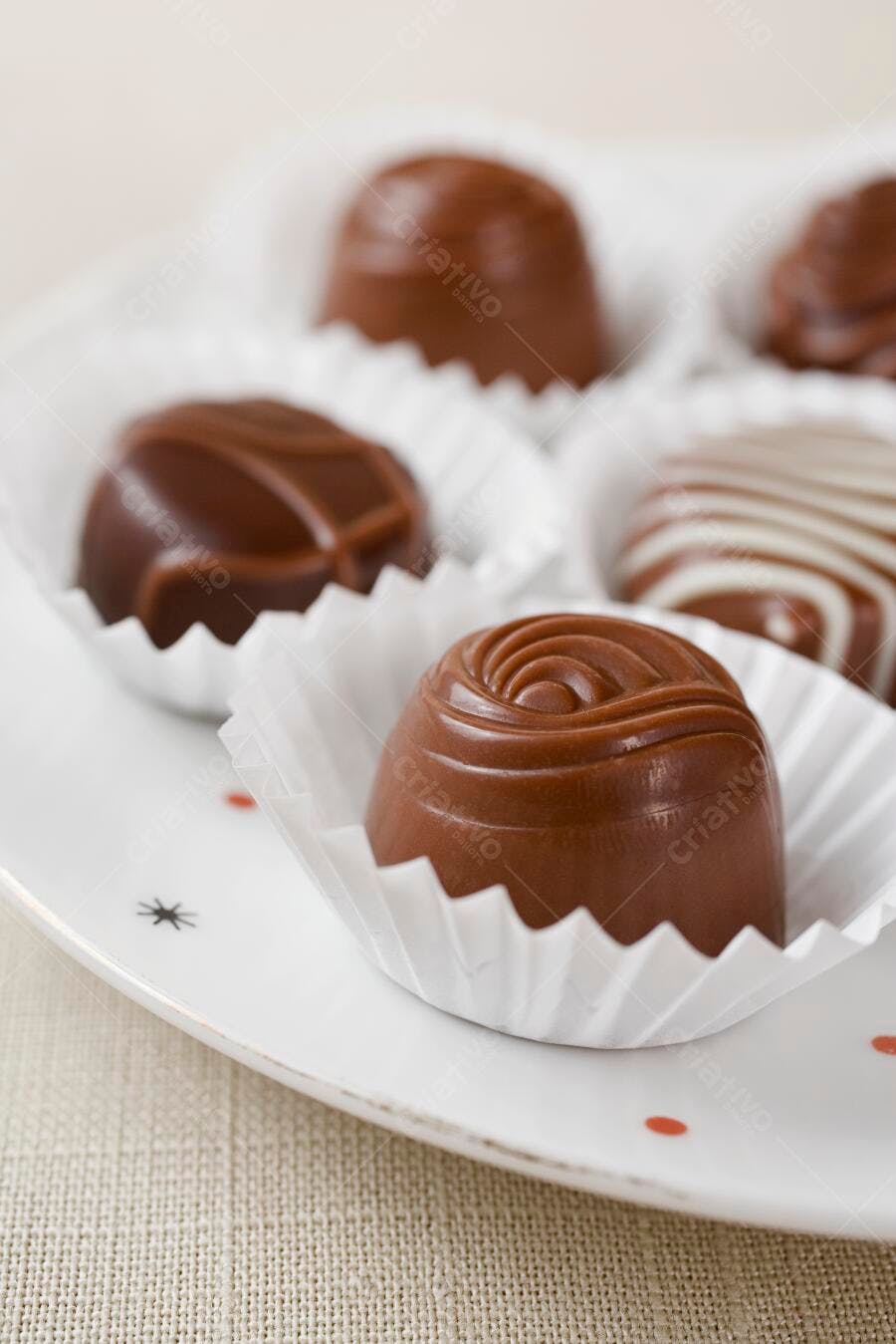 Bombons de chocolate em prato branco