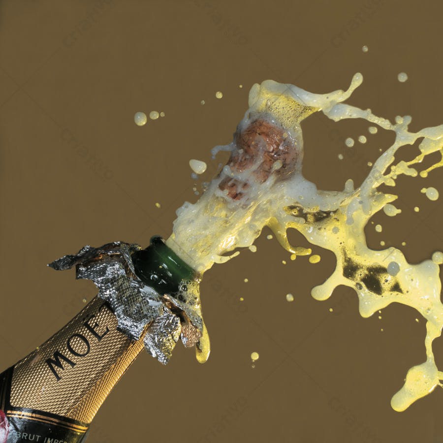 Champagne explodindo em festa