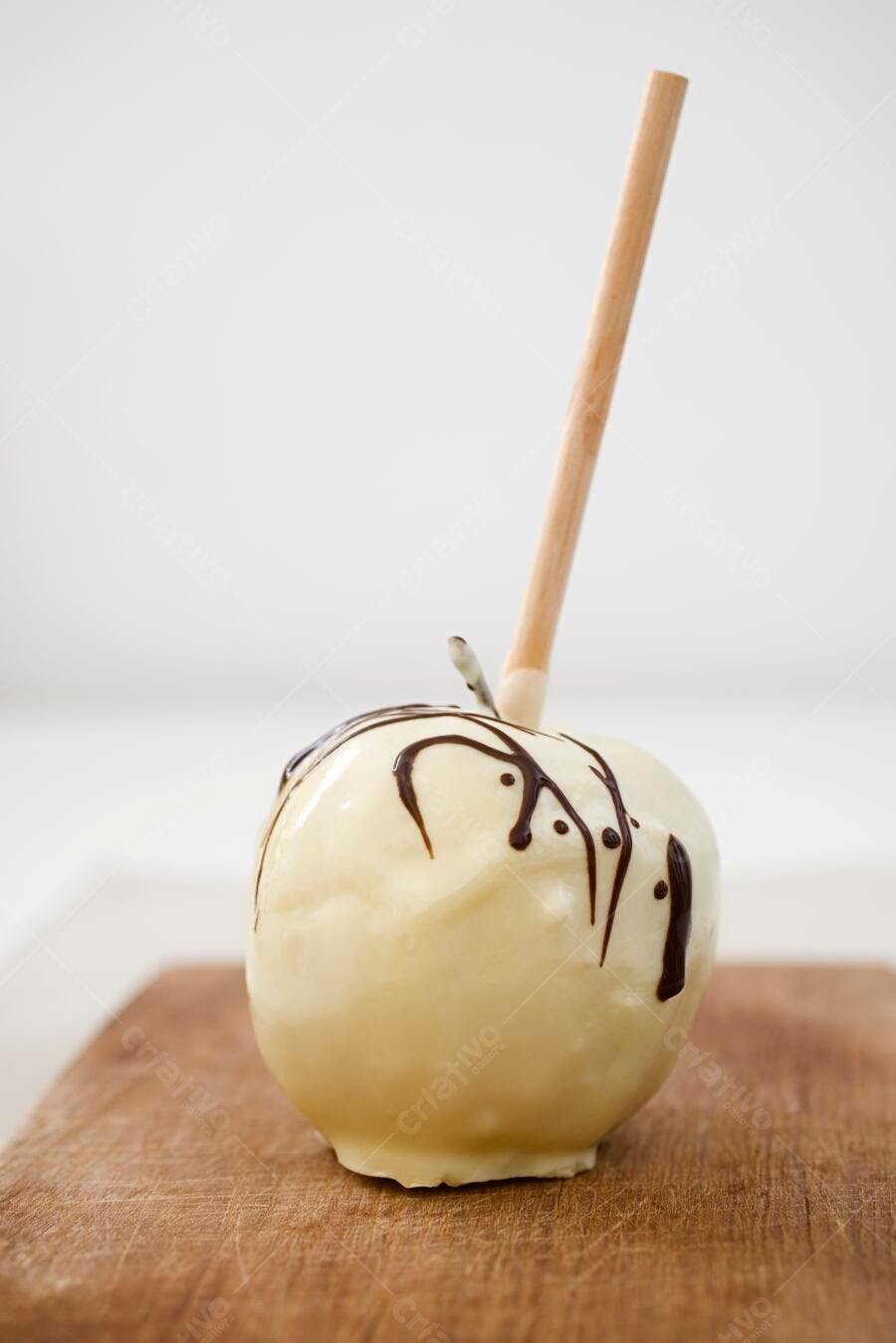 Maçã Doce Banhada em Chocolate Branco