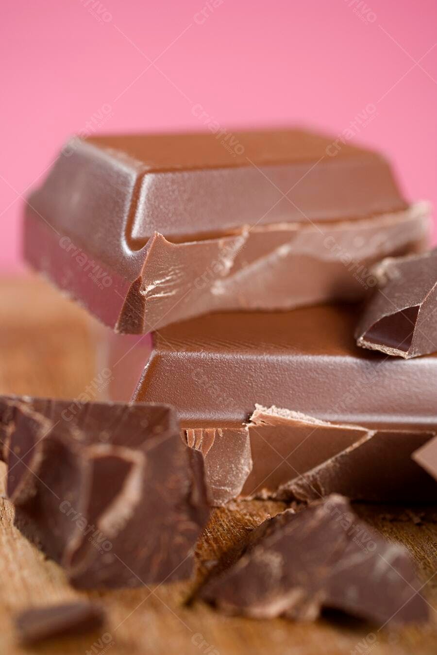 Chocolate amargo pedaços sobre madeira