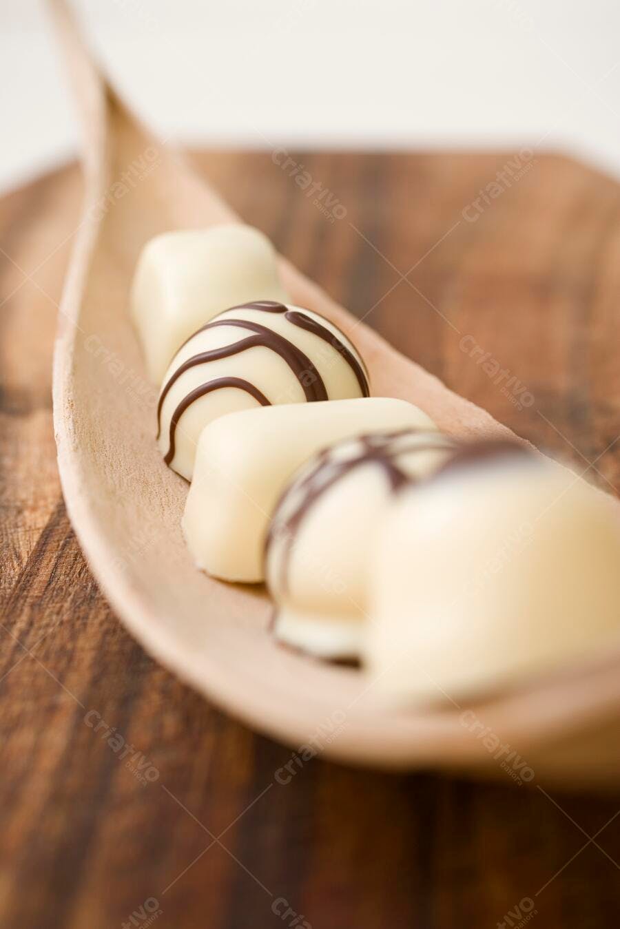 Bombons de chocolate branco em casquinha de madeira