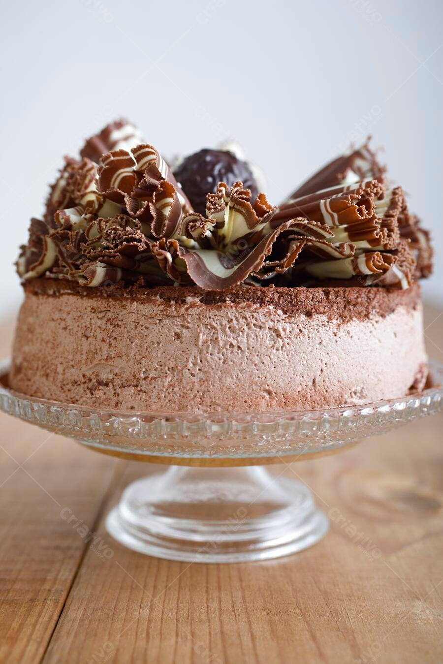 Bolo de chocolate decorado com chocolate branco e marrom