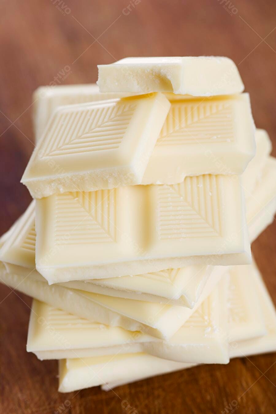 Chocolate branco em pilha sobre madeira
