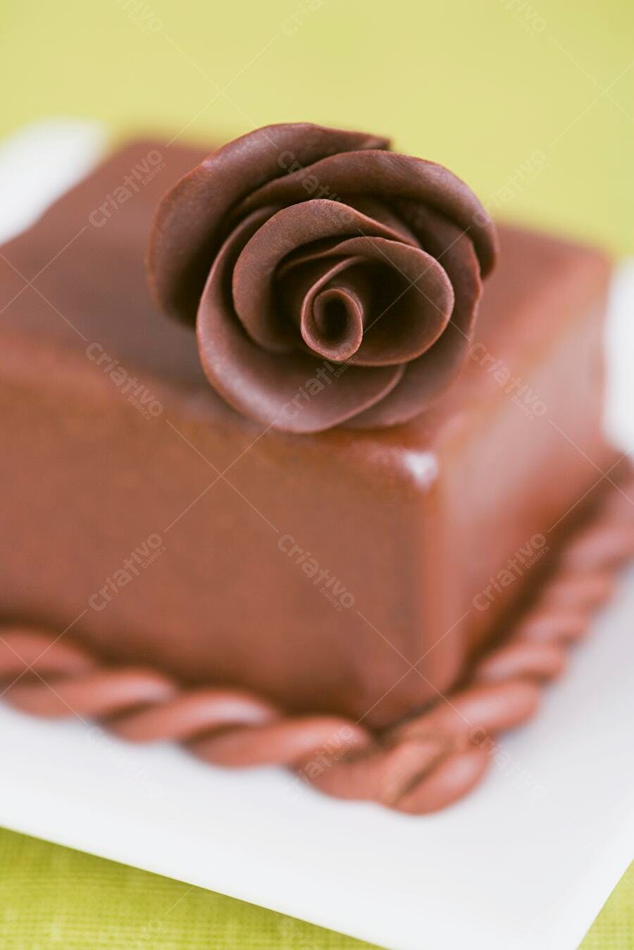 Bolo de chocolate com rosa de chocolate