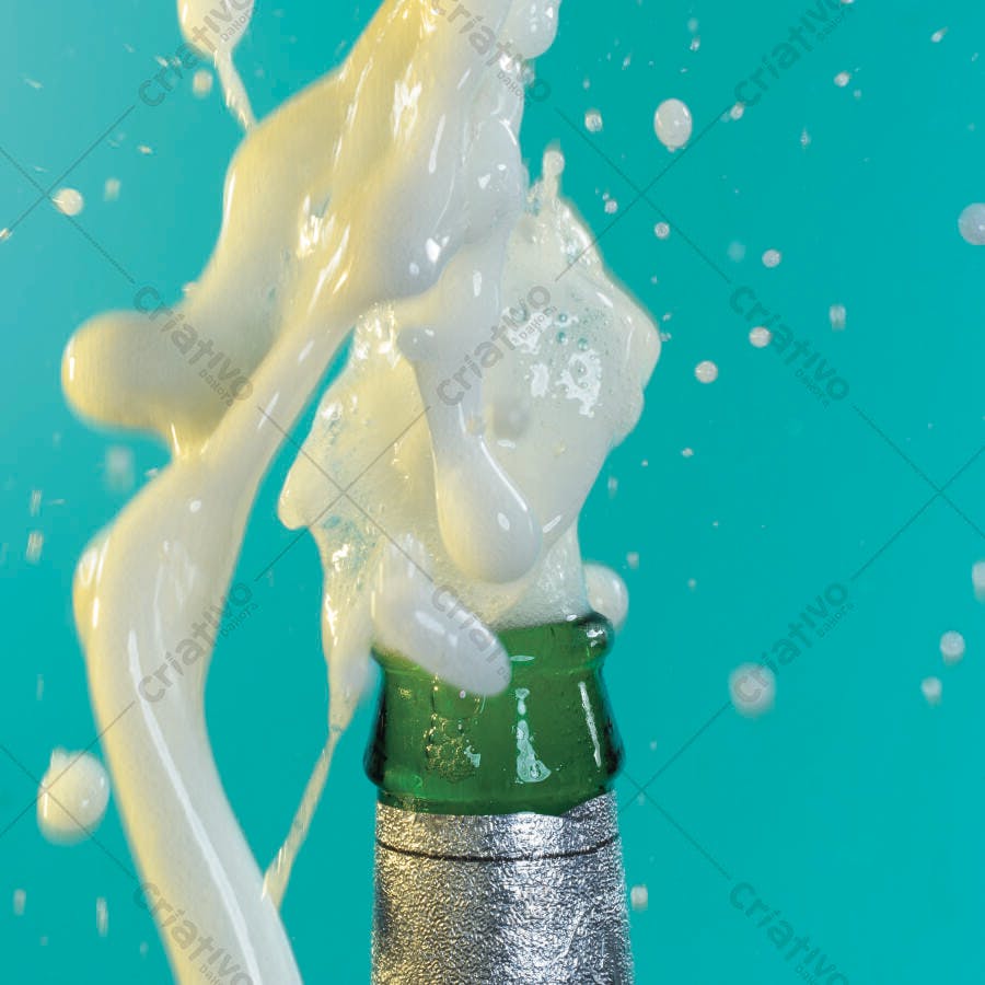Espuma de cerveja explodindo garrafa