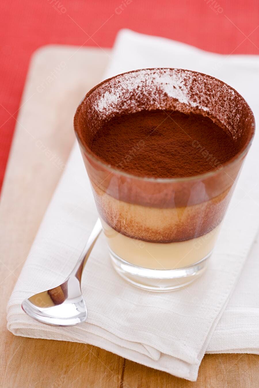 Tiramisu em camadas em copo de vidro