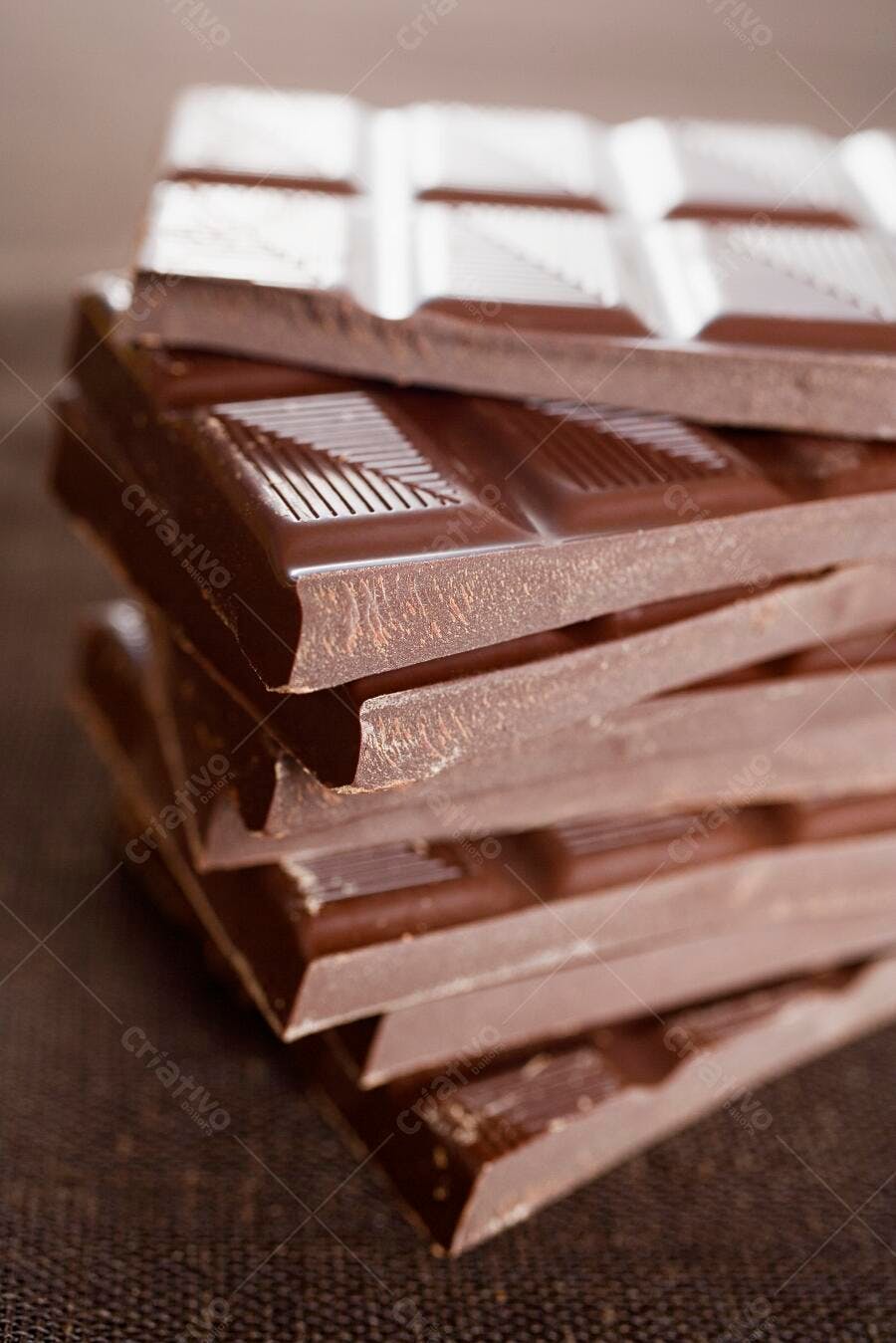 Tabletas de chocolate amargo empilhadas
